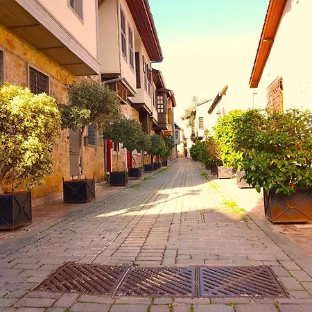 Daire Flat With Lovely Garden Near Hadrian's Gate Antalya
