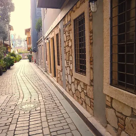 Flat With Lovely Garden Near Hadrian's Gate Daire Antalya