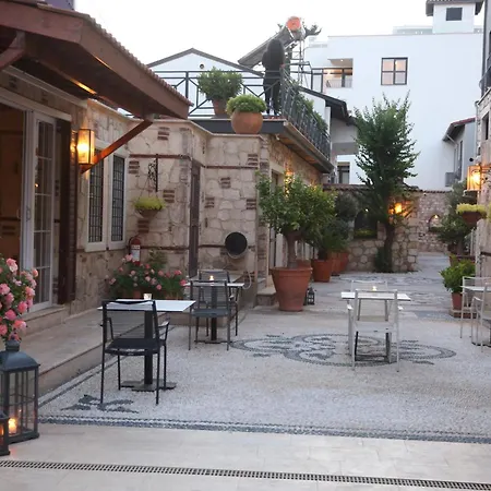 Flat With Lovely Garden Near Hadrian's Gate 安塔利亚